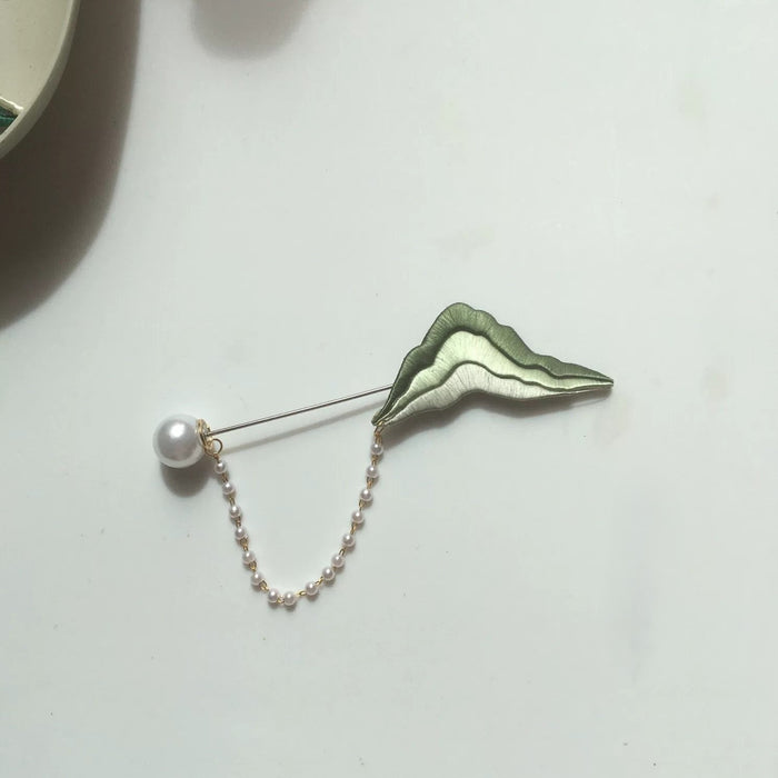 Handmade Chanhua Mountain Brooch - Green Thread with Pearl Chain