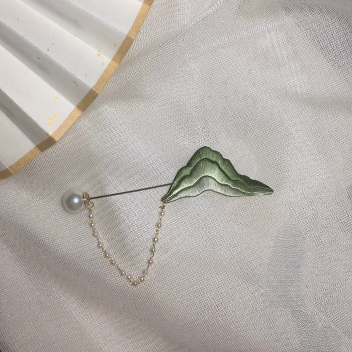 Handmade Chanhua Mountain Brooch - Green Thread with Pearl Chain