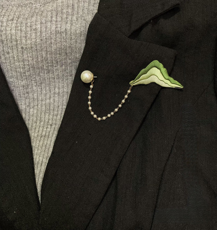 Handmade Chanhua Mountain Brooch - Green Thread with Pearl Chain