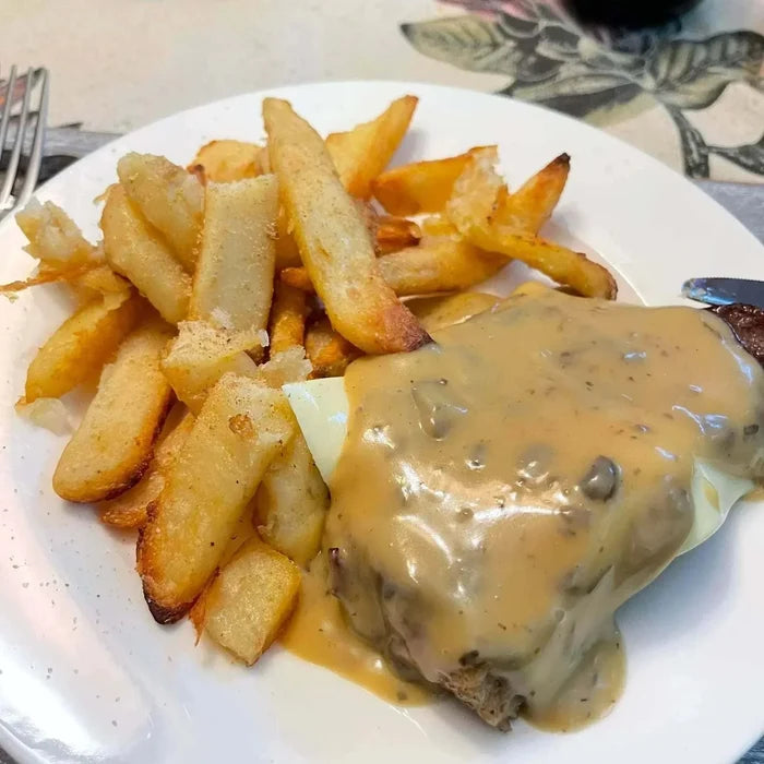 Spur Cheddamelt Sauce 200ml bottle with creamy melted cheddar and mushroom blend