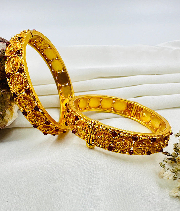 The Aryahi Silver Lakshmi Coin Openable Kada Bracelet (Red/Size 2.2/2.4/2.6/2.8)